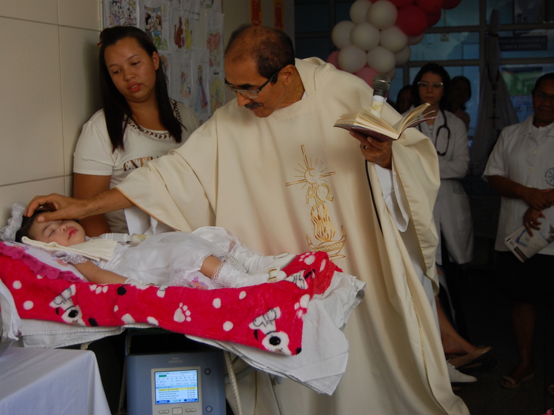 Criança internada há quase um ano é batizada no HUT