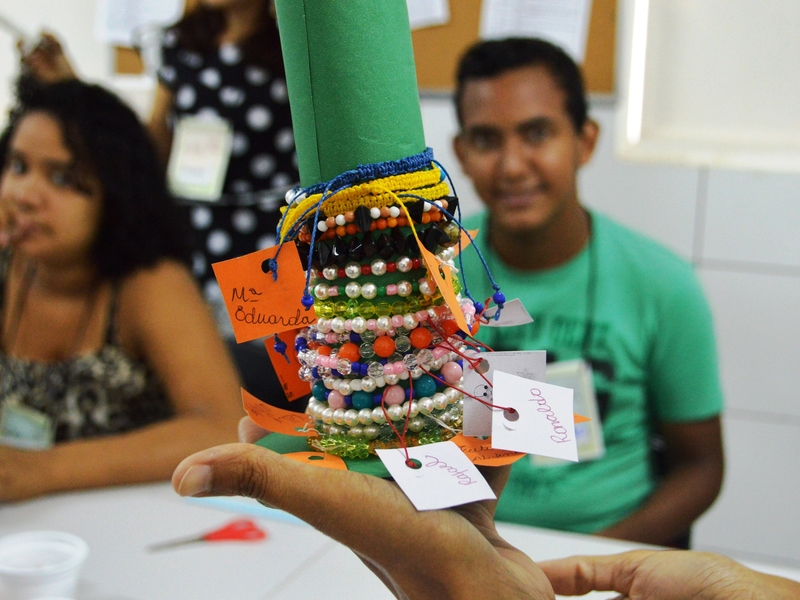 CAPSi estimula criatividade de adolescentes com projeto de produção de bijuterias