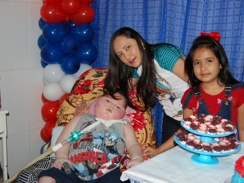 Criança internada há mais de três anos no HUT ganha festa de aniversário