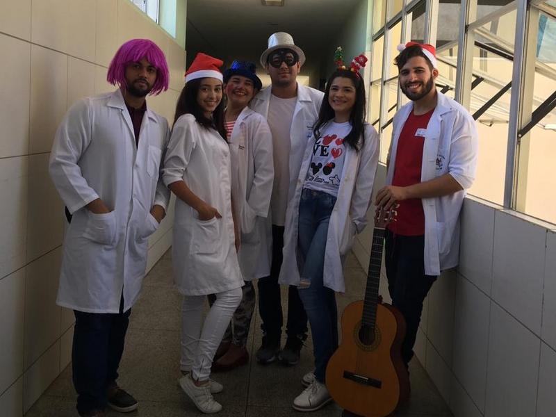 Voluntários do Projeto Risoterapia levam música e alegria para pacientes internados no HUT