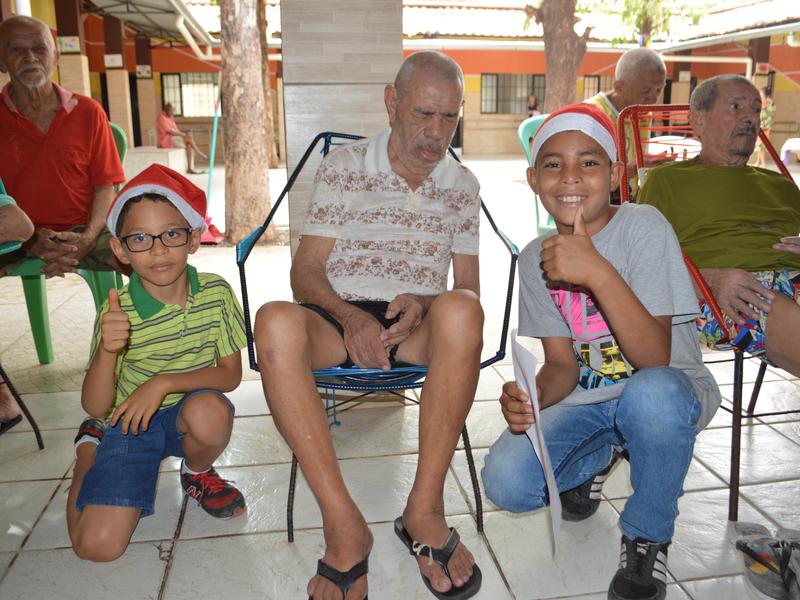 Crianças do CAPSi visitam idosos do Abrigo São Lucas