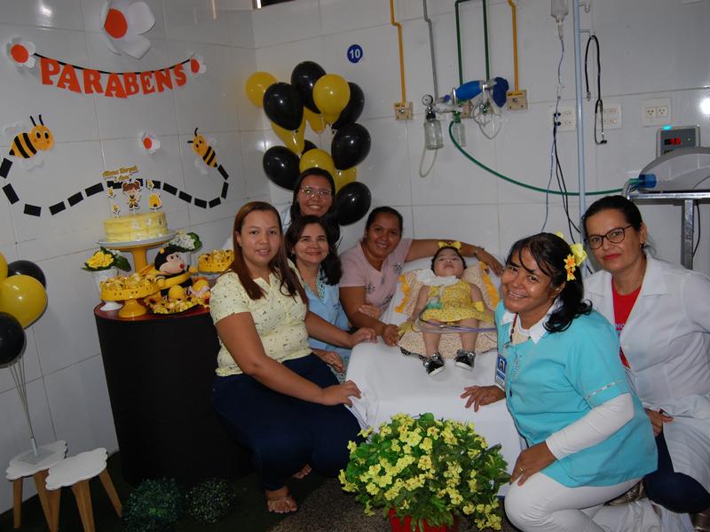 HUT realiza festa de aniversário para criança moradora da clínica pediátrica