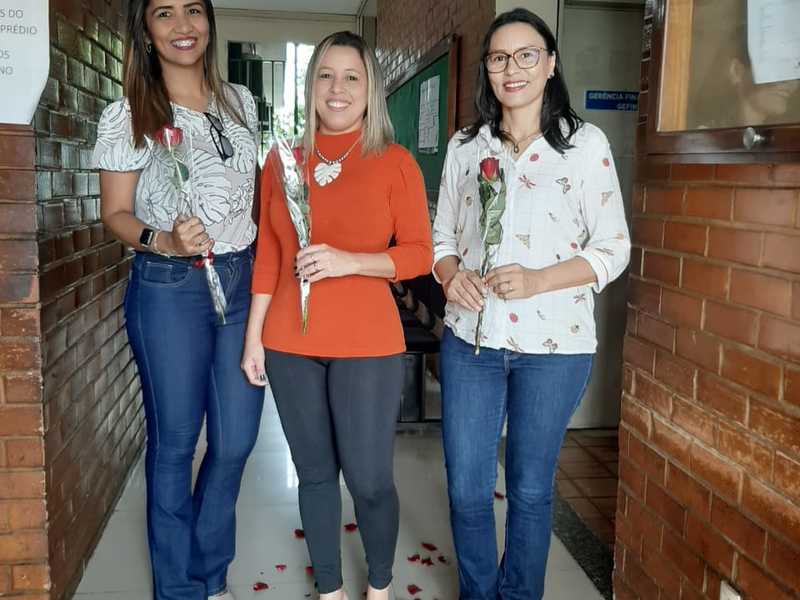 Servidoras da sede da FMS são recepcionadas com flores