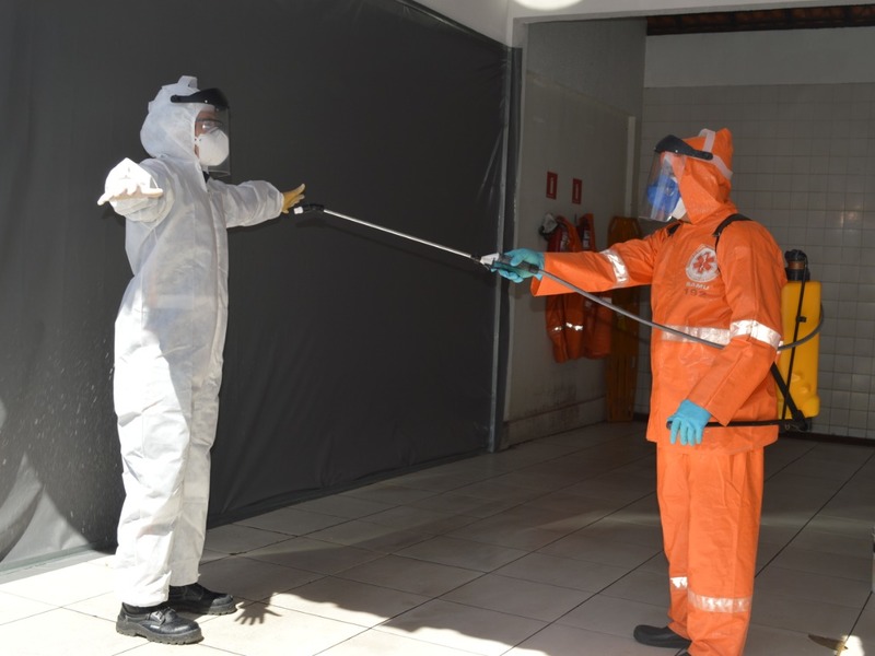 SAMU pulveriza vestimentas dos socorristas para evitar contaminação pelo Coronavírus