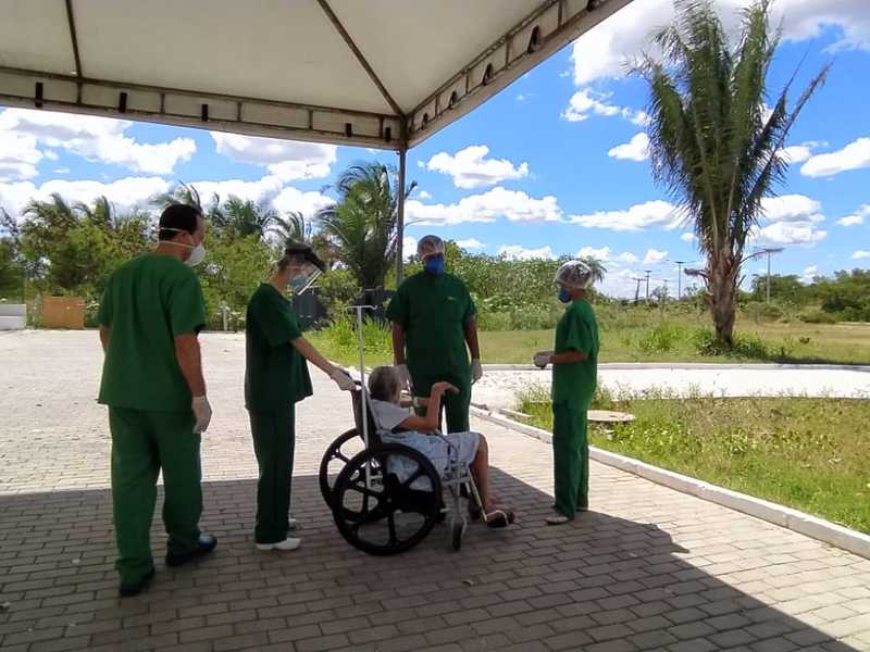 Pacientes com Covid-19 realizam passeio terapêutico em Hospital de Campanha de Teresina