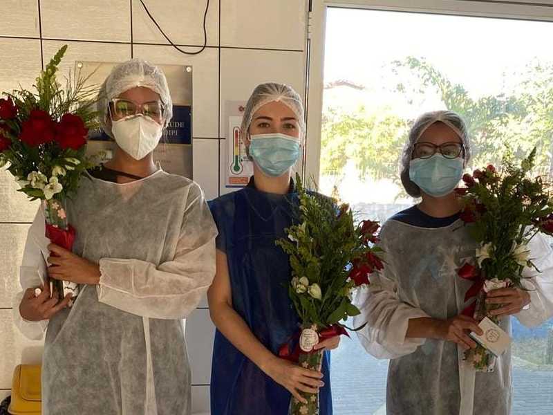 Recuperada da Covid-19, paciente envia flores para equipe da UBS Santa Maria da Codipi
