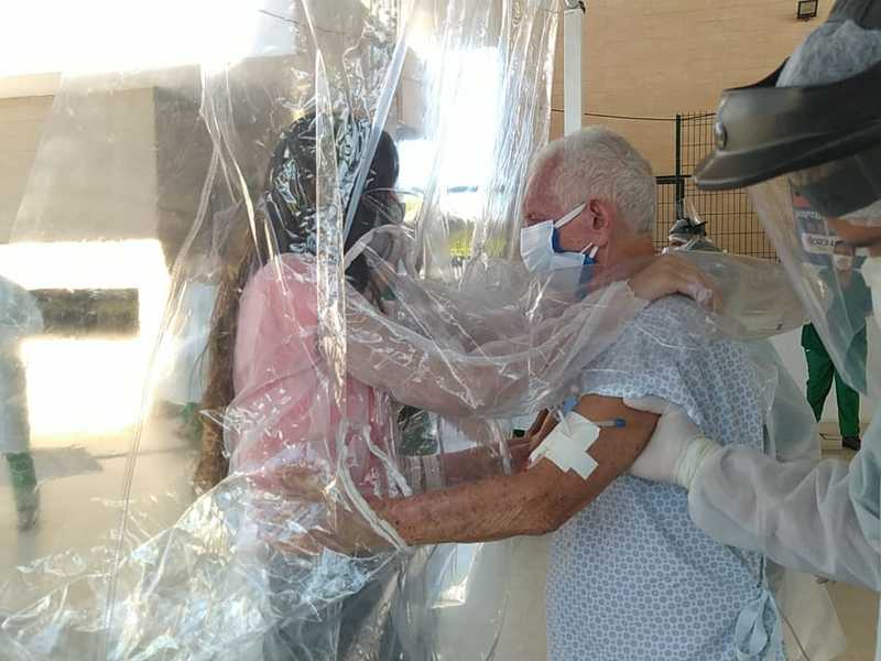 Hospital de Campanha instala cortina para permitir abraço entre pacientes com Covid-19 e familiares