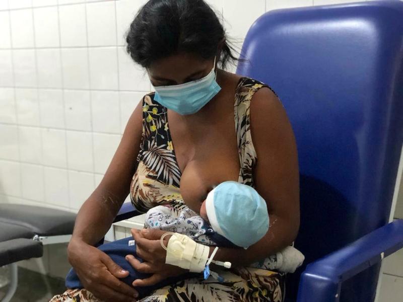 Semana de amamentação: Mãe com Covid-19 pode amamentar seu bebê com segurança