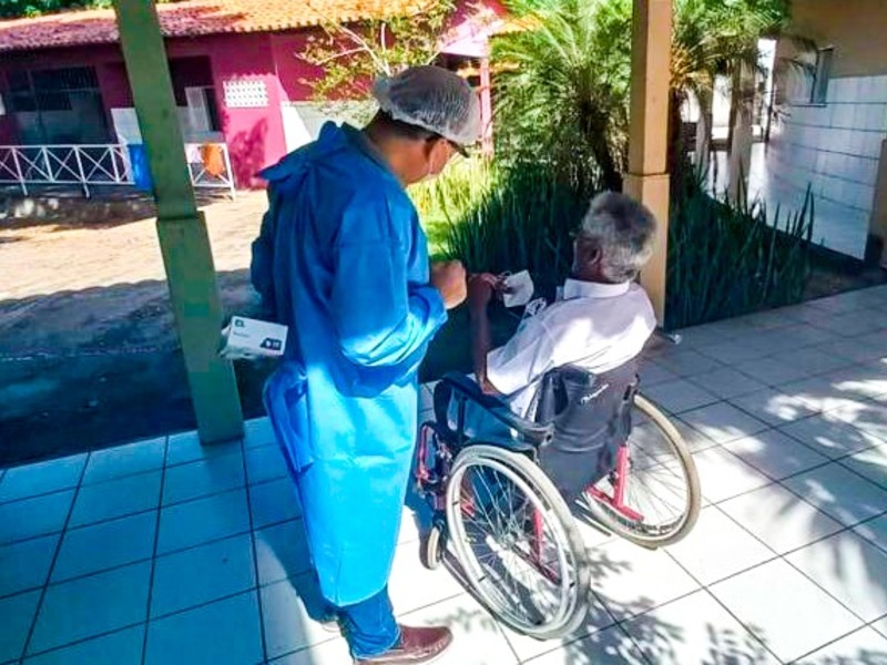 FMS realiza atendimento odontológico em abrigos de idosos