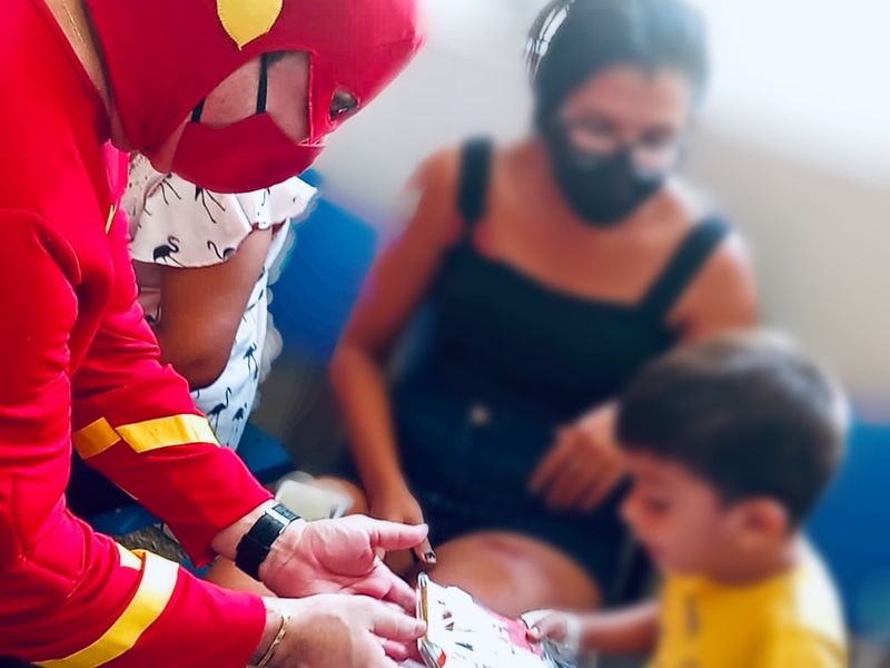 Dia das crianças é comemorado no HUT com festa, presentes e super-heróis
