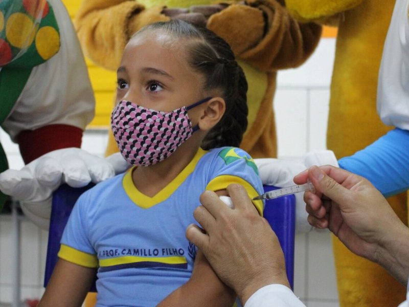 Crianças das escolas municipais estão sendo vacinadas contra Covid
