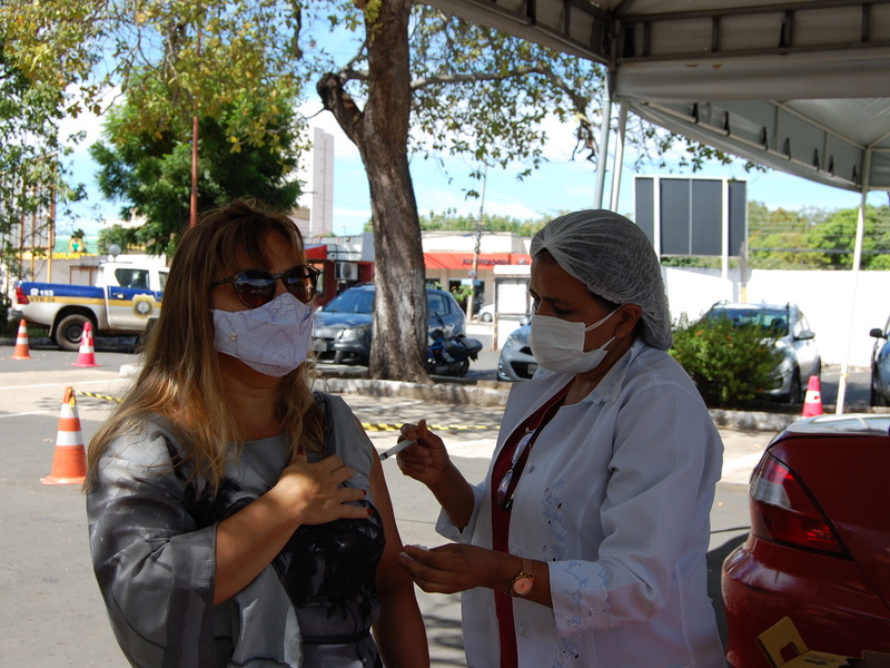 Trabalhadores da saúde vão receber vacinas contra a gripe e covid em drive thru na próxima semana