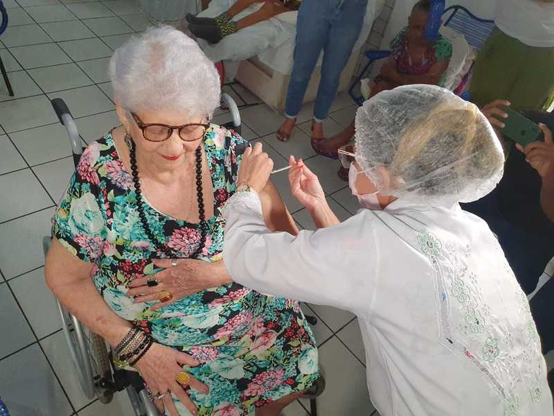FMS iniciou hoje (16) aplicação da vacina bivalente em idosos