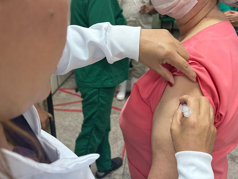 HUT promove campanha de vacinação contra Influenza e Covid para trabalhadores do hospital