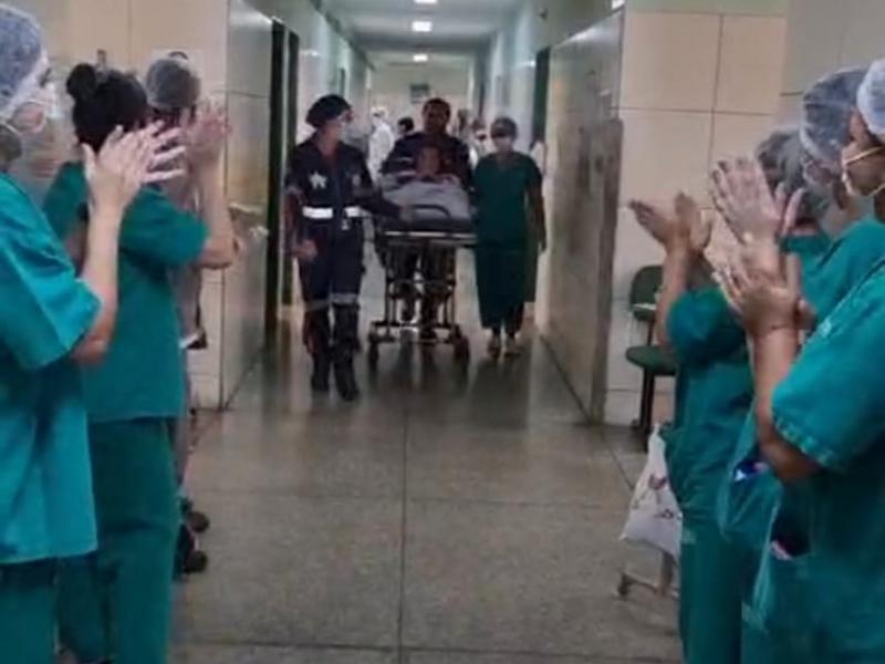 Universitária recebe alta após quase 2 anos internada no HUT