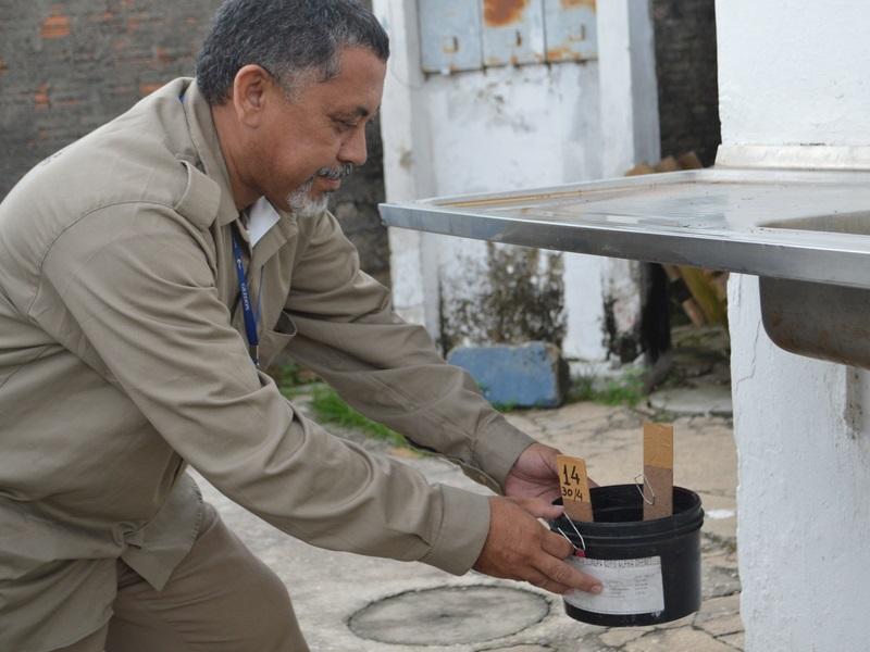 FMS instala armadilhas para recolher ovos de mosquito da dengue em casas da zona leste e norte FMS instala armadilhas para recolher ovos de mosquito da dengue em casas da zona leste e norte
