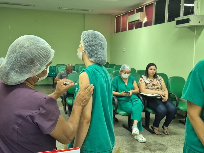 Colaboradores do HUT recebem vacina da influenza Colaboradores do HUT recebem vacina da influenza