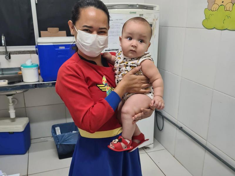 Técnica se transforma em Mulher Maravilha para encorajar crianças na vacinação em Teresina Técnica se transforma em Mulher Maravilha para encorajar crianças na vacinação em Teresina